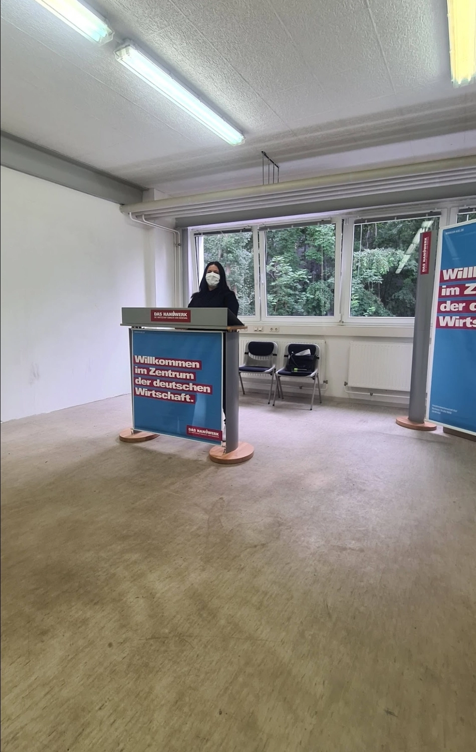 Ela Expert - Fußpflege, Hände & Nägel, Kosmetik - Frau steht am Rednerpult